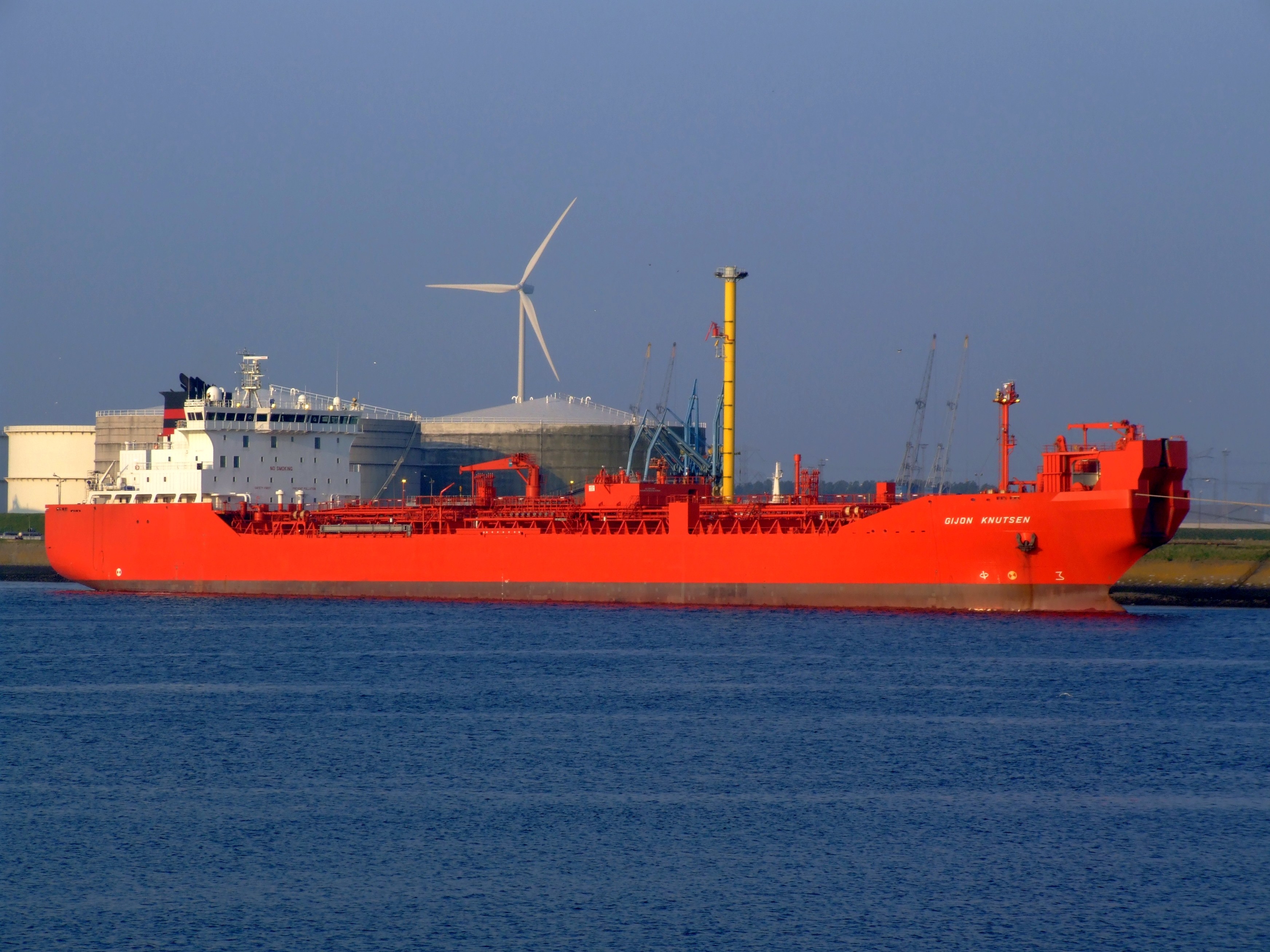  Scottish East Coast - GIJON KNUTSEN        transiting Aberdeenshire Coast