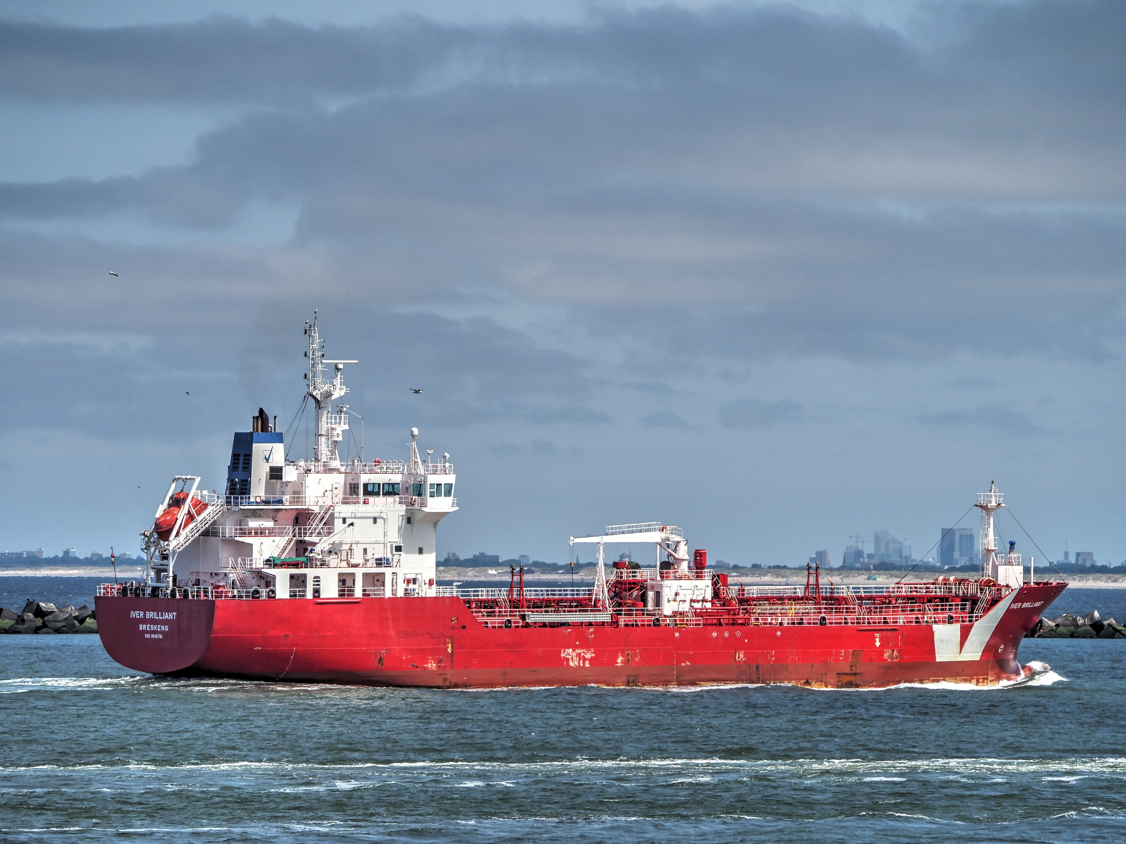 Transit: IVER BRILLIANT       entering English South Coast at The Dover Strait