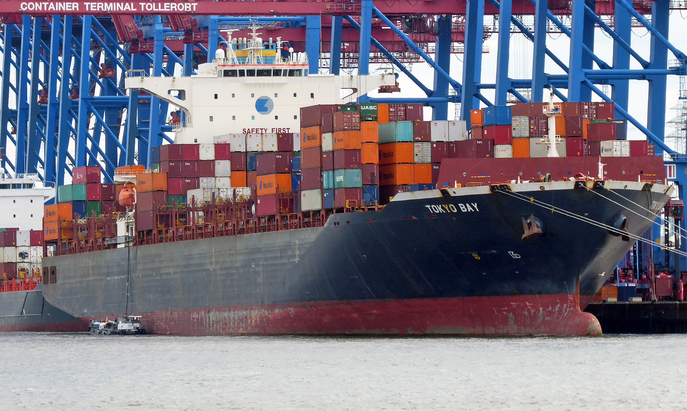 Transit: CMA CGM TOKYO        entering port at Bay of Seine