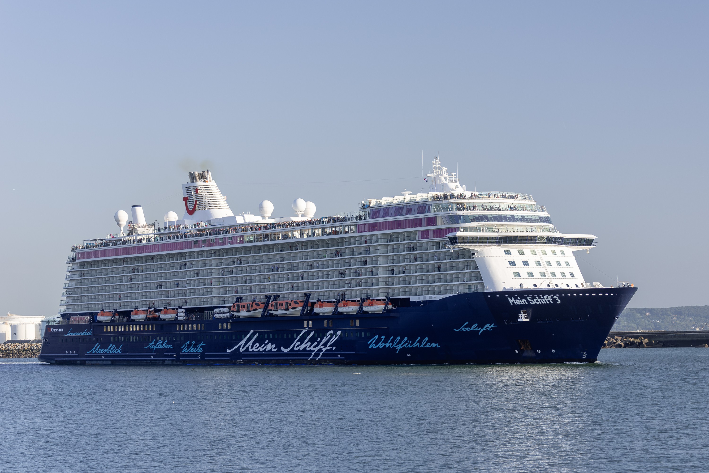 Transit: MEIN SCHIFF 3 entering English South Coast at The Dover Strait