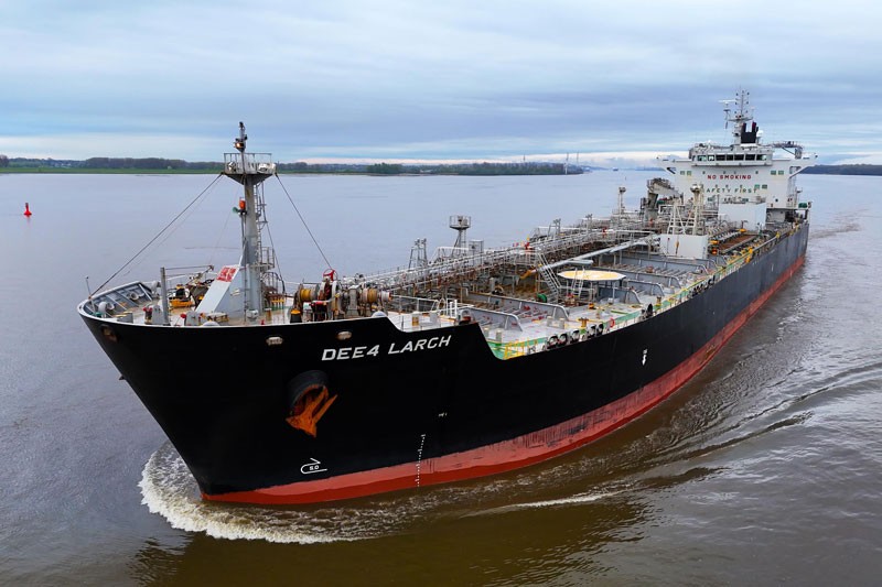 Transit: DEE4 LARCH           entering English South Coast at The Dover Strait