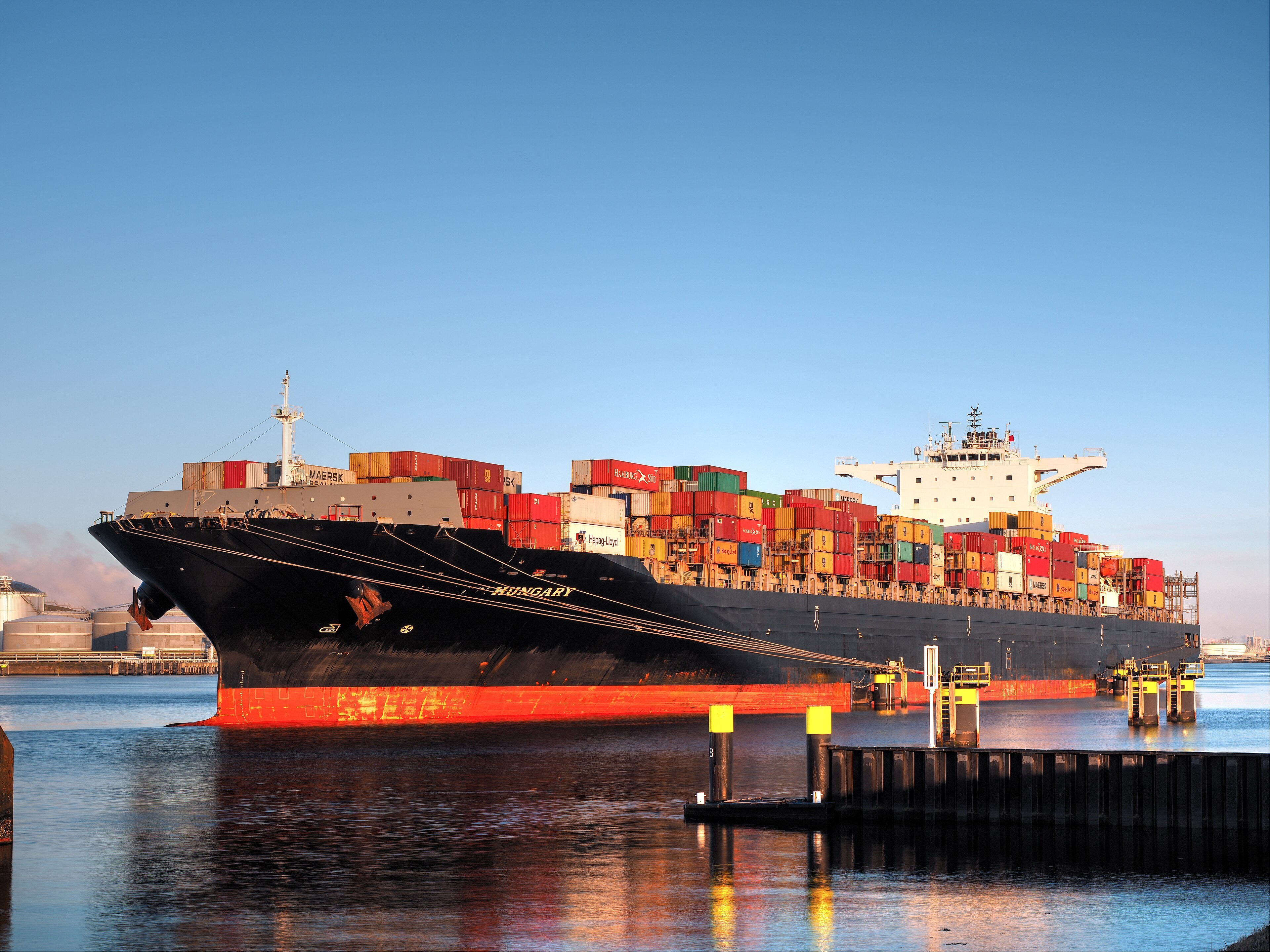 Thames Departure: BREMERHAVEN EXPRESS 