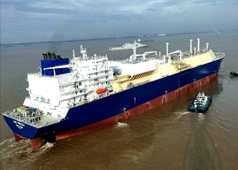 Transit: LNG PHECDA entering English South Coast at The Dover Strait