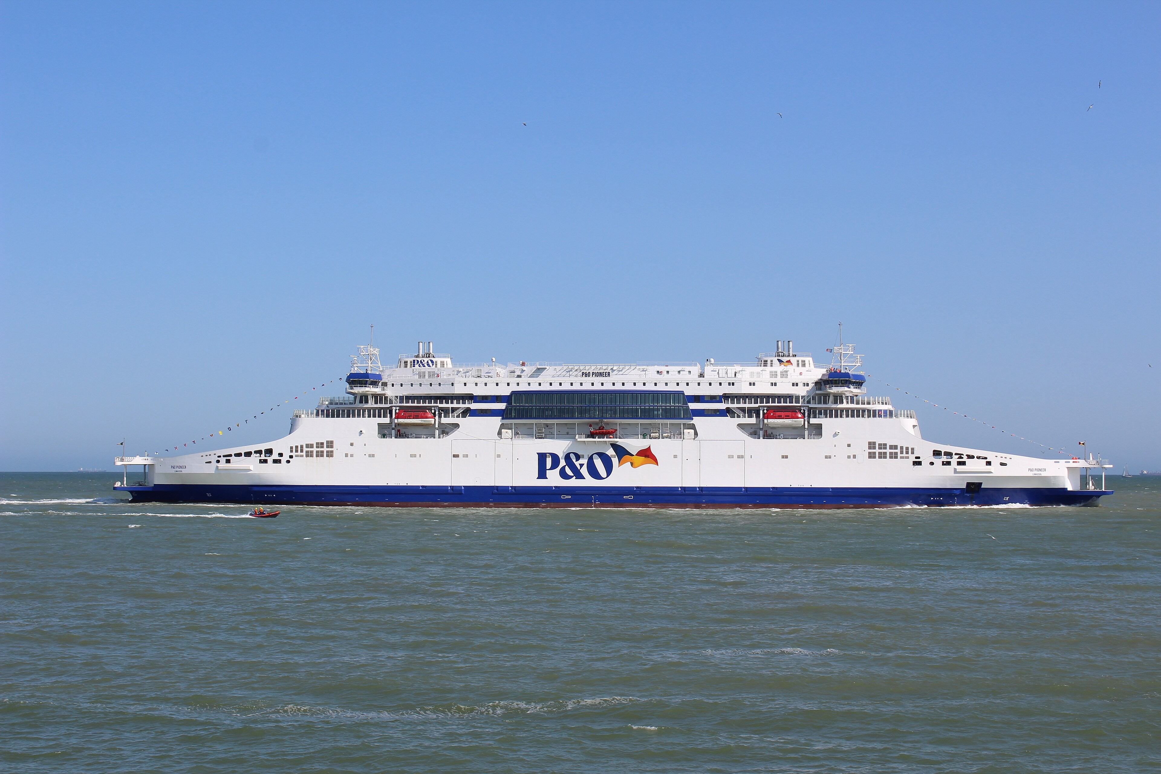 Transit: P&O PIONEER entering English South Coast at The Dover Strait