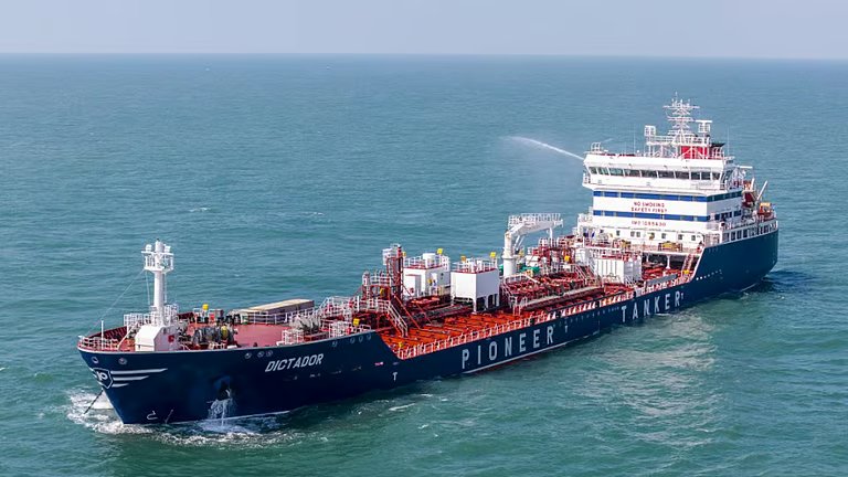  Scottish East Coast - DICTADOR             transiting Berwick Coast
