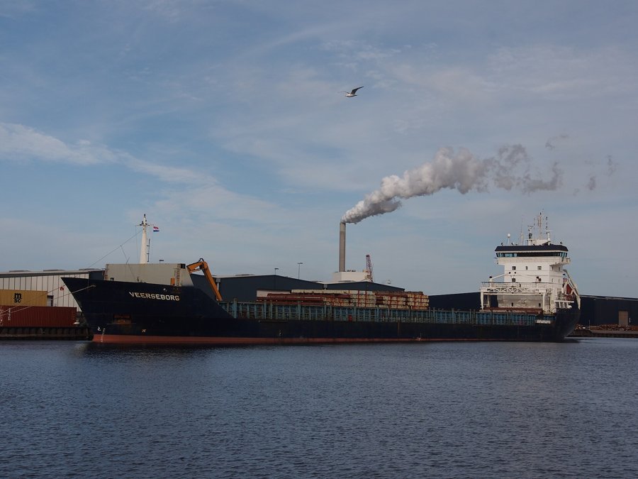  Irish Sea - VEERSEBORG transiting Irish Sea off Dublin