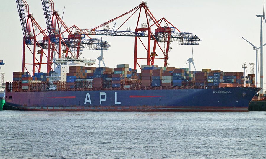 Transit: APL BARCELONA entering English South Coast at The Dover Strait