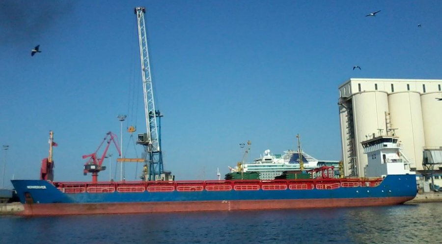 Transit: EEMS RIVER entering English South Coast at The Dover Strait