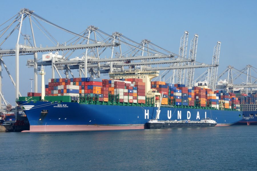 Transit: HMM HOPE             entering English South Coast at The Dover Strait