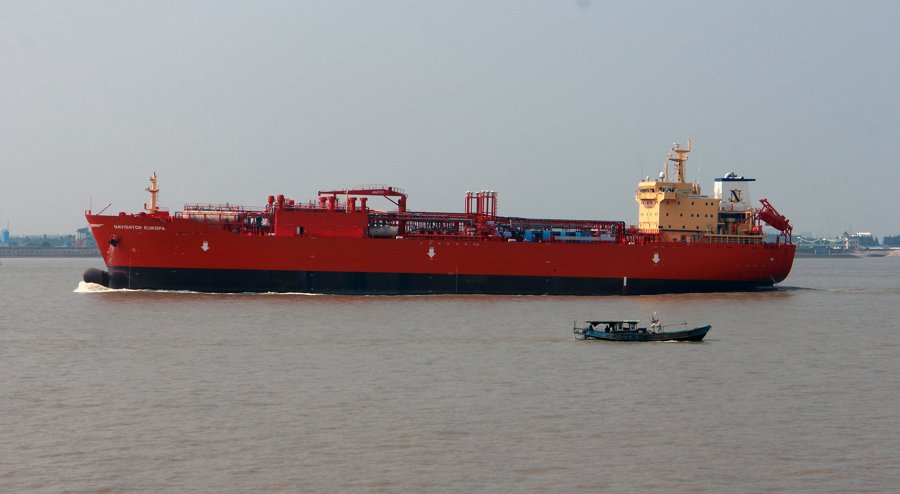 Transit: NAVIGATOR EUROPA     entering English South Coast at The Dover Strait