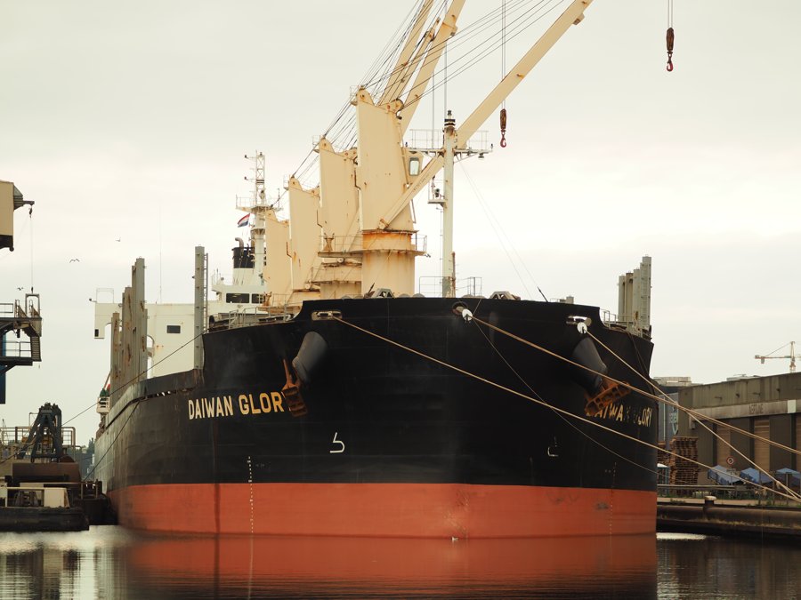 Transit: DAIWAN GLORY         entering English South Coast at The Dover Strait