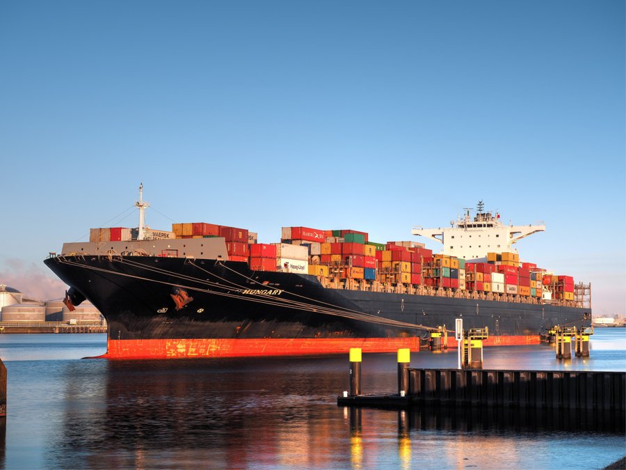 Thames Arrival: BREMERHAVEN EXPRESS 