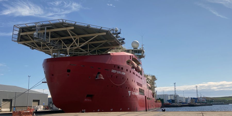  Scottish East Coast - DEEP EXPLORER        transiting Tayside Coast
