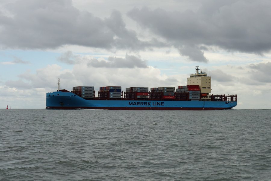 Transit: VUOKSI MAERSK entering English South Coast at The Dover Strait