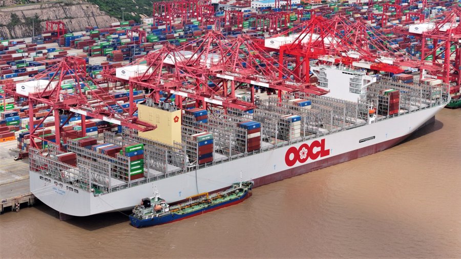  Celtic Sea - OOCL SWEDEN          transiting Celtic Sea