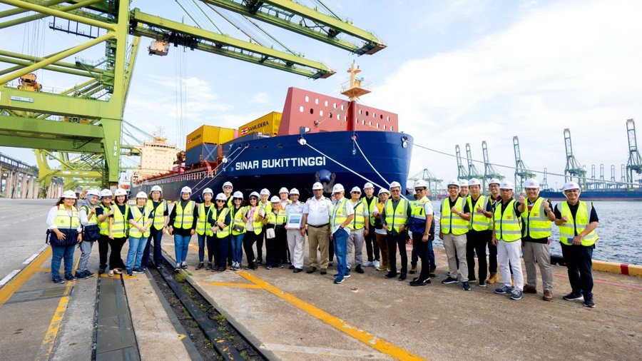 Transit: SINAR BUKITTINGGI    entering English South Coast at The Dover Strait