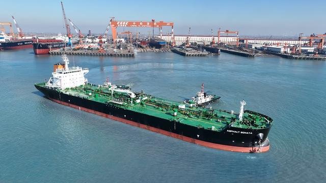  Celtic Sea - ASPHALT SONATA       transiting Celtic Sea